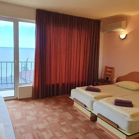 Family Pier מלון 3*